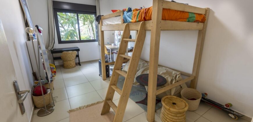 A vendre un magnifique appartement T4 en duplex meublé de 300 m2 situé à Ivandry