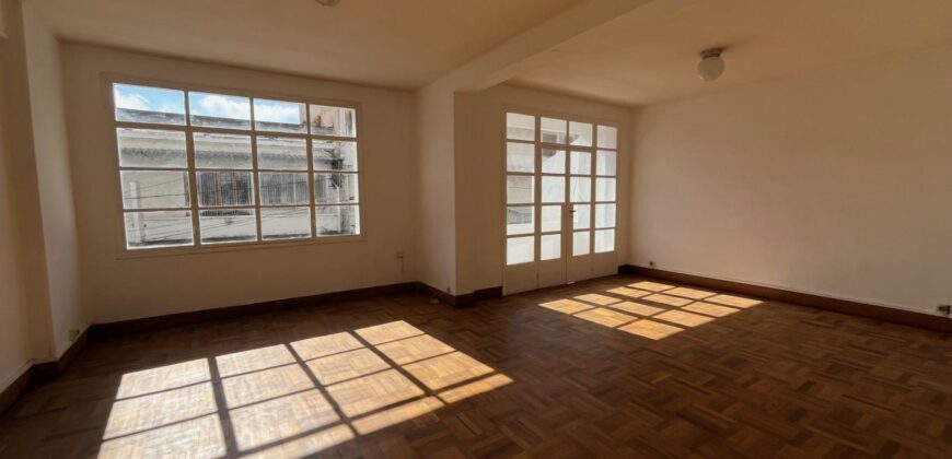 A louer un appartement T3 d’environ 90 m2 situé en plein centre-ville de  Tsaralalana