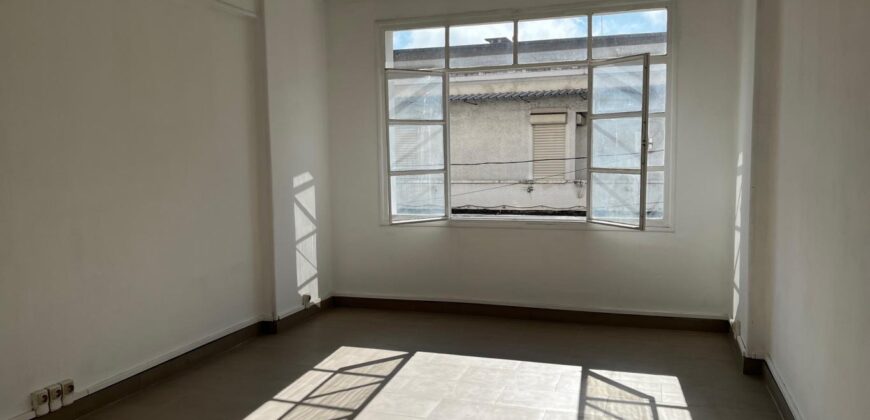 A louer un appartement T3 d’environ 90 m2 situé en plein centre-ville de  Tsaralalana