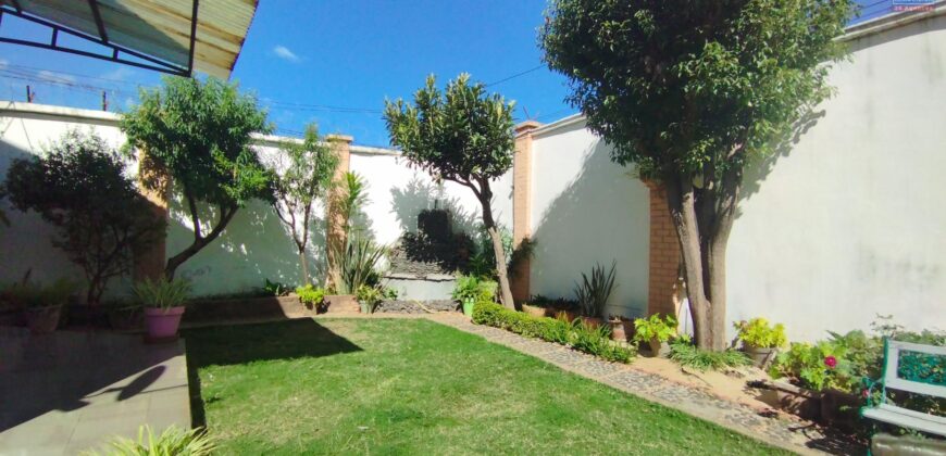 A louer une grande villa T6 située dans le quartier résidentiel d’Ambatobe proche du lycée français