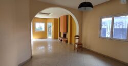 A louer une charmante villa à étage située dans le quartier calme d’Andoharanofotsy