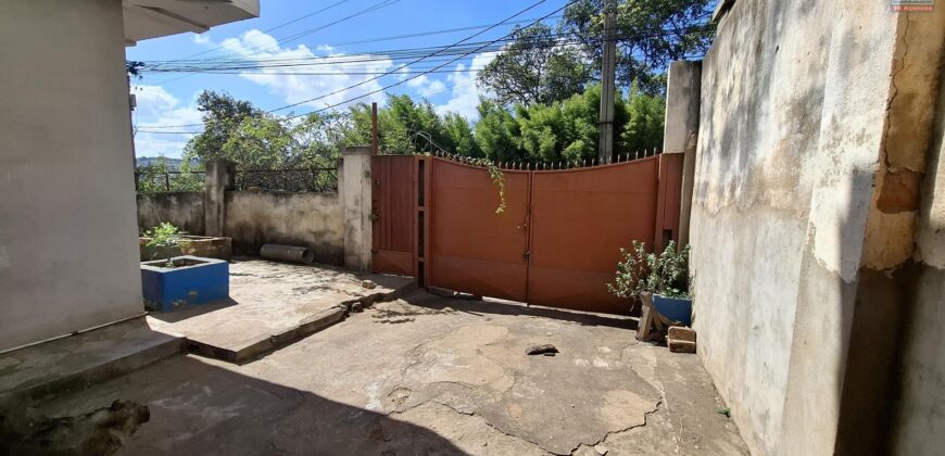 À vendre maison F4 à étage de 40 m² idéale pour projet pro ou commerce située en bord de route à Betongolo