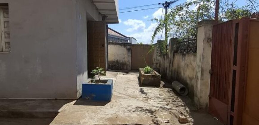 À vendre maison F4 à étage de 40 m² idéale pour projet pro ou commerce située en bord de route à Betongolo