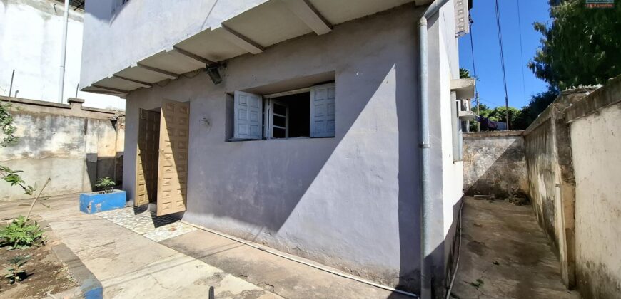 À vendre maison F4 à étage de 40 m² idéale pour projet pro ou commerce située en bord de route à Betongolo