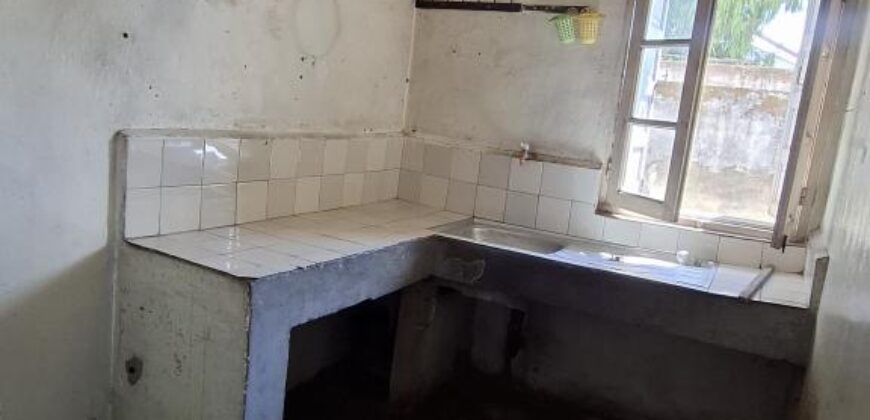 À vendre maison F4 à étage de 40 m² idéale pour projet pro ou commerce située en bord de route à Betongolo