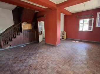 À vendre maison F4 à étage de 40 m² idéale pour projet pro ou commerce située en bord de route à Betongolo