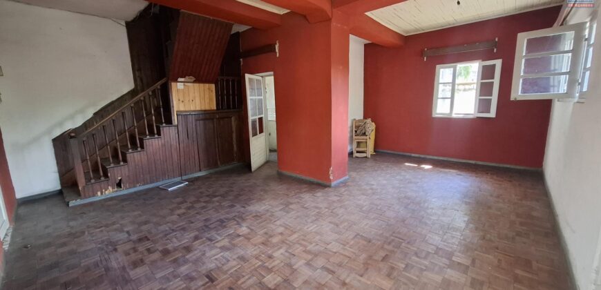 À vendre maison F4 à étage de 40 m² idéale pour projet pro ou commerce située en bord de route à Betongolo
