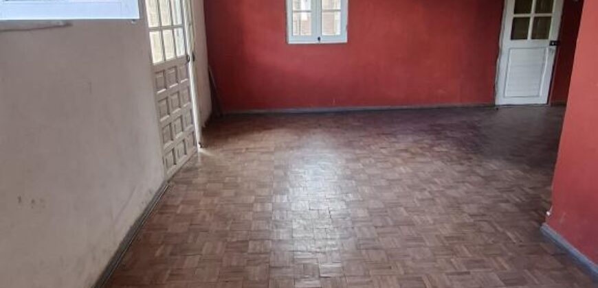 À vendre maison F4 à étage de 40 m² idéale pour projet pro ou commerce située en bord de route à Betongolo