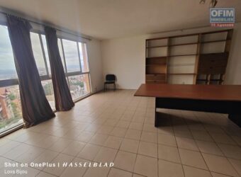 A louer un appartement T3 de 126 m2 situé en plein centre-ville à Ambohijatovo Ambony