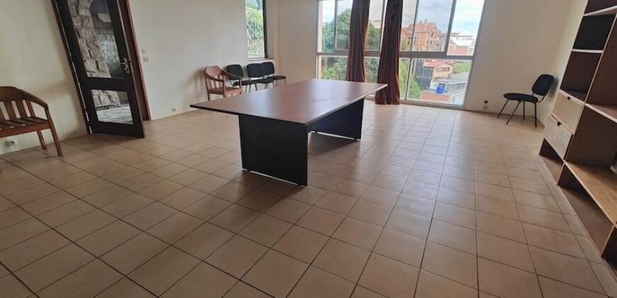 A louer un appartement T3 de 126 m2 situé en plein centre-ville à Ambohijatovo Ambony