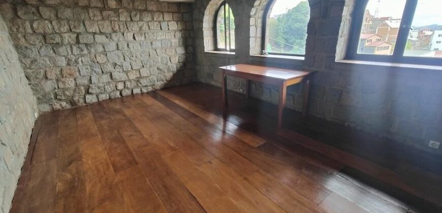 A louer un appartement T3 de 126 m2 situé en plein centre-ville à Ambohijatovo Ambony