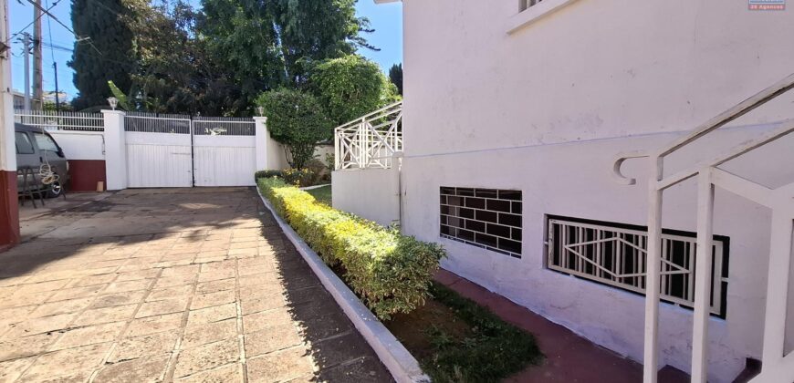 A louer un local professionnel de 49 m2 situé dans le quartier résidentiel de Farango à Analamahitsy