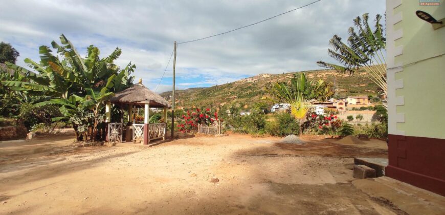 Maison F4 + annexes à vendre sur 2213 m² de terrain proche de la RN2 à Ambohimalaza