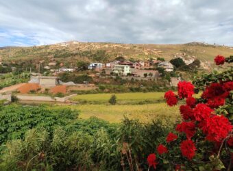 Maison F4 + annexes à vendre sur 2213 m² de terrain proche de la RN2 à Ambohimalaza