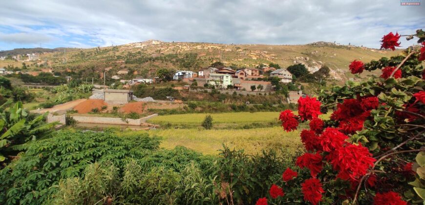 Maison F4 + annexes à vendre sur 2213 m² de terrain proche de la RN2 à Ambohimalaza