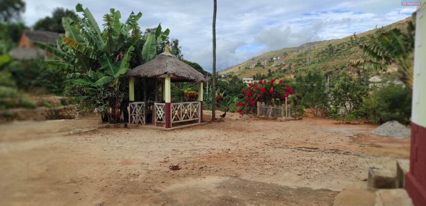 Maison F4 + annexes à vendre sur 2213 m² de terrain proche de la RN2 à Ambohimalaza
