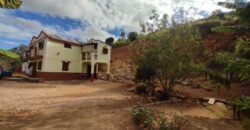 Maison F4 + annexes à vendre sur 2213 m² de terrain proche de la RN2 à Ambohimalaza