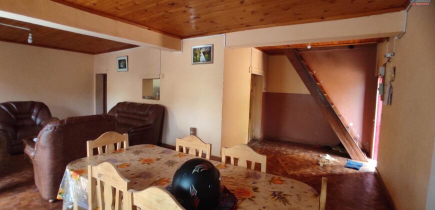 Maison F4 + annexes à vendre sur 2213 m² de terrain proche de la RN2 à Ambohimalaza