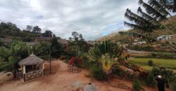 Maison F4 + annexes à vendre sur 2213 m² de terrain proche de la RN2 à Ambohimalaza