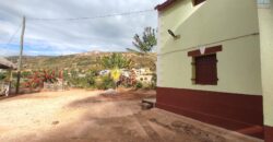 Maison F4 + annexes à vendre sur 2213 m² de terrain proche de la RN2 à Ambohimalaza