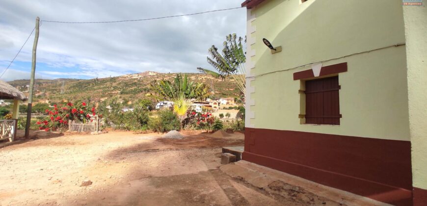 Maison F4 + annexes à vendre sur 2213 m² de terrain proche de la RN2 à Ambohimalaza