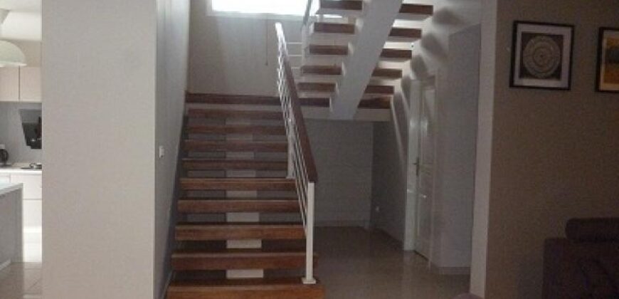 A louer un appartement meublé de haut standing situé dans une résidence sécurisée à Cité Planton