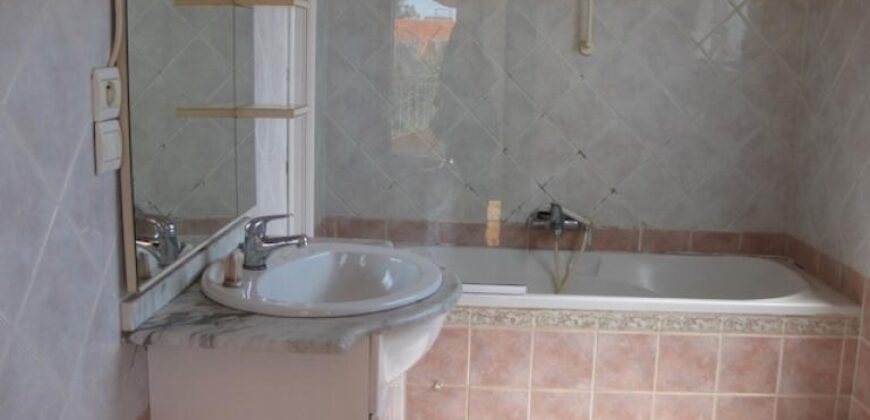 A louer un appartement T4 situé dans une résidence calme et sécurisée à Mandrosoa Ivato