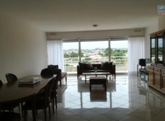 A louer un appartement T4 meublé et équipé situé dans une résidence de standing à Ivandry