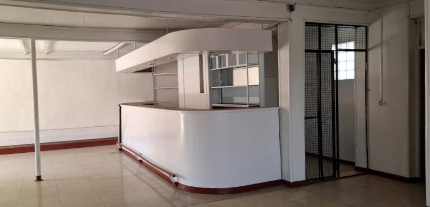 En location un local commercial de 150 m2 situé entre Andranobevava et Analamahitsy
