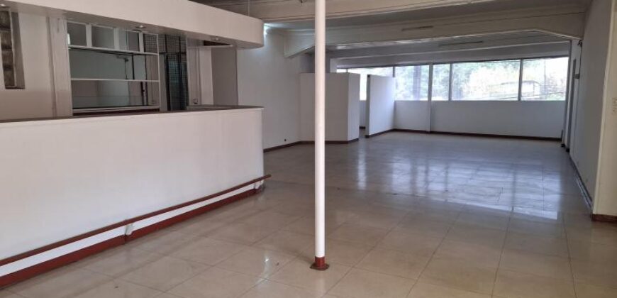En location un local commercial de 150 m2 situé entre Andranobevava et Analamahitsy