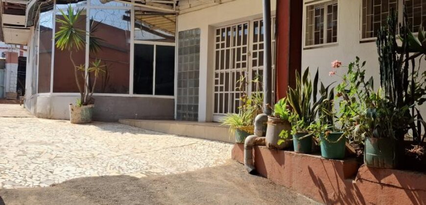 En location un local commercial de 150 m2 situé entre Andranobevava et Analamahitsy