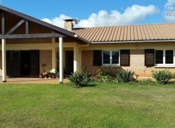A louer une villa basse semi-meublée de type F4 située dans une résidence sécurisée à Tanjombato