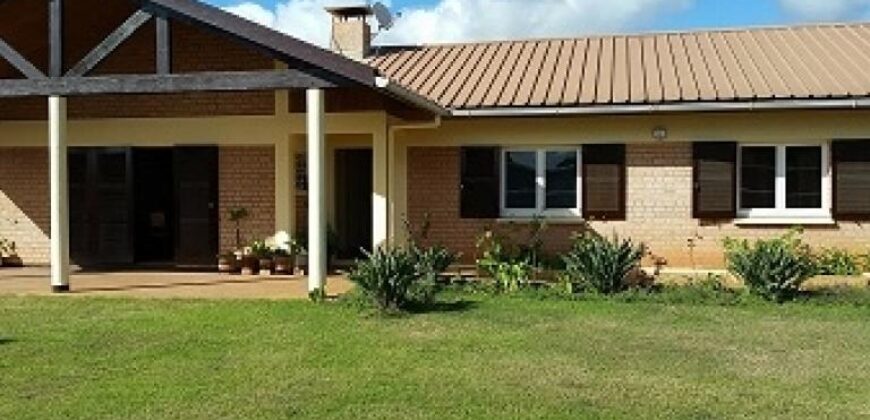A louer une villa basse semi-meublée de type F4 située dans une résidence sécurisée à Tanjombato