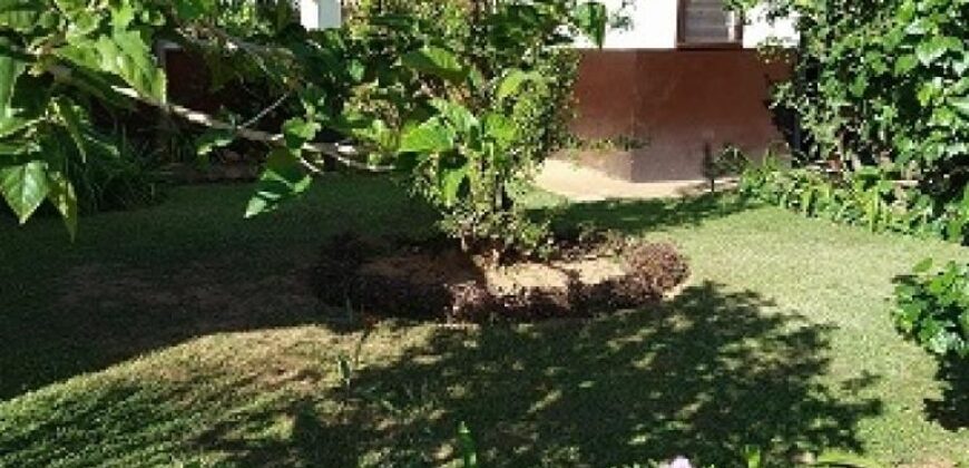 A louer une villa basse semi-meublée de type F4 située dans une résidence sécurisée à Tanjombato