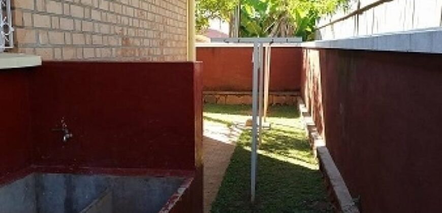 A louer une villa basse semi-meublée de type F4 située dans une résidence sécurisée à Tanjombato