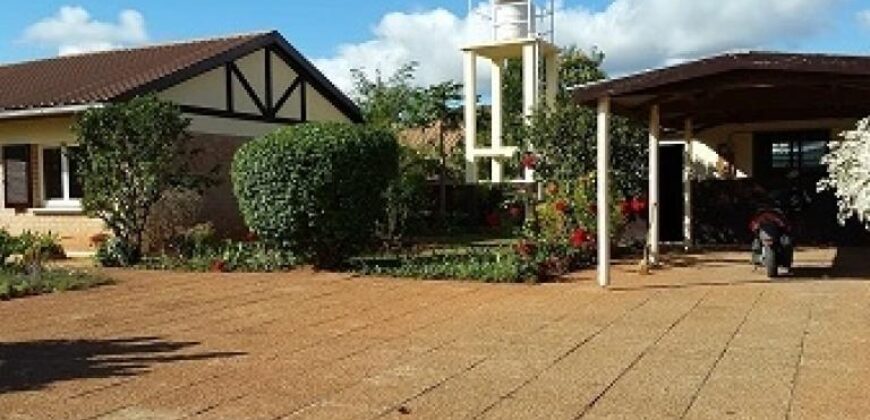 A louer une villa basse semi-meublée de type F4 située dans une résidence sécurisée à Tanjombato
