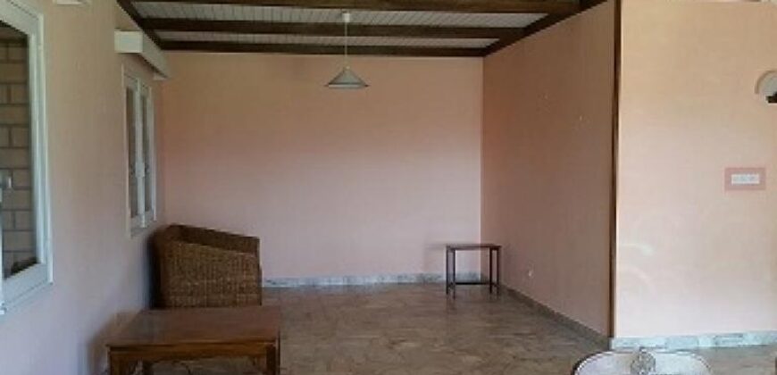 A louer une villa basse semi-meublée de type F4 située dans une résidence sécurisée à Tanjombato