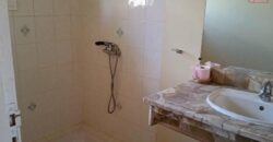 A louer une villa basse semi-meublée de type F4 située dans une résidence sécurisée à Tanjombato