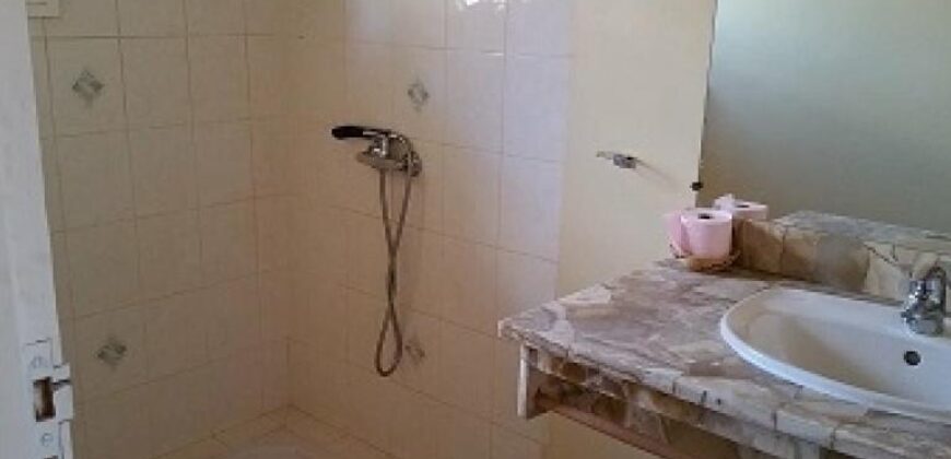 A louer une villa basse semi-meublée de type F4 située dans une résidence sécurisée à Tanjombato