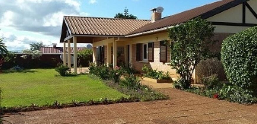 A louer une villa basse semi-meublée de type F4 située dans une résidence sécurisée à Tanjombato