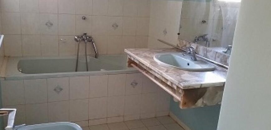 A louer une villa basse semi-meublée de type F4 située dans une résidence sécurisée à Tanjombato
