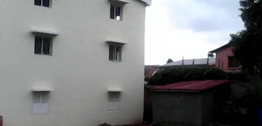 A vendre une grande villa à trois niveaux située dans un quartier calme et sécurisée à Ambohibao