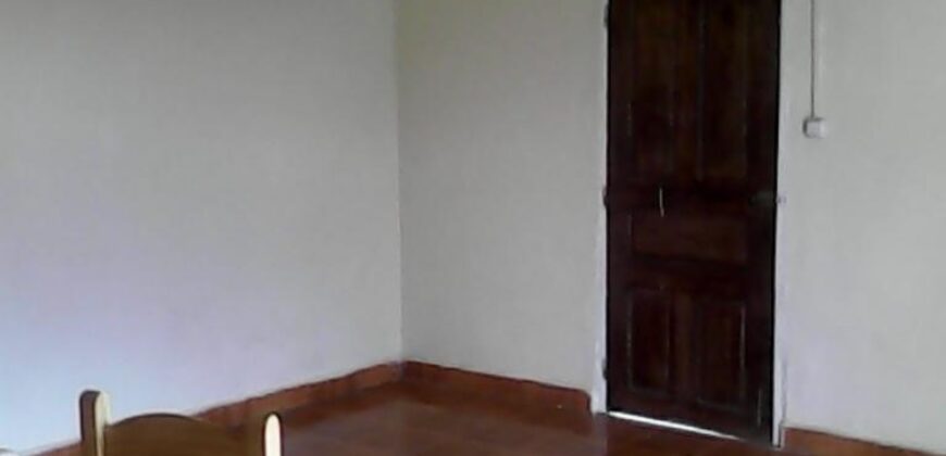 A vendre une grande villa à trois niveaux située dans un quartier calme et sécurisée à Ambohibao