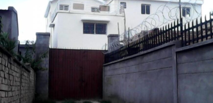 A vendre une grande villa à trois niveaux située dans un quartier calme et sécurisée à Ambohibao