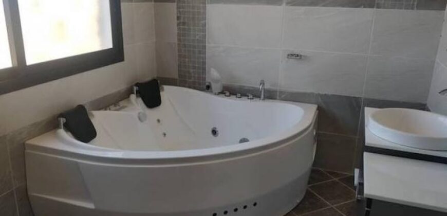A vendre une belle villa T5 neuve de 170 m2 habitable sur un terrain de 1000m2 située à Ivato