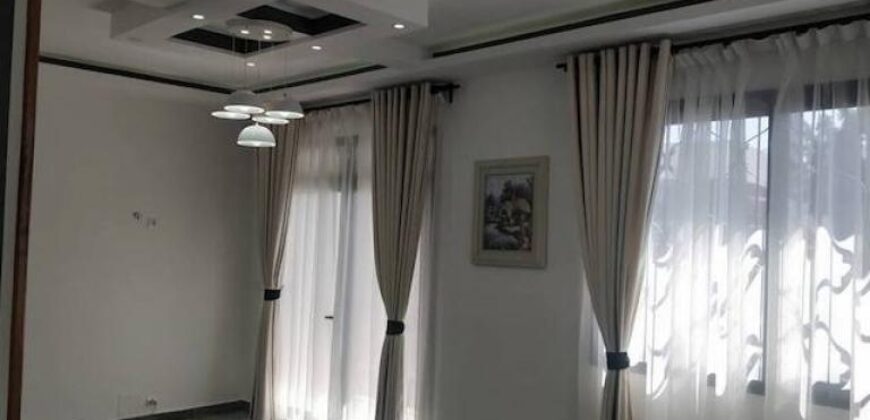 A vendre une belle villa T5 neuve de 170 m2 habitable sur un terrain de 1000m2 située à Ivato