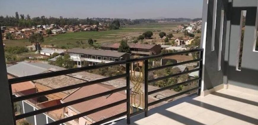 A vendre une belle villa T5 neuve de 170 m2 habitable sur un terrain de 1000m2 située à Ivato