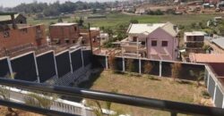 A vendre une belle villa T5 neuve de 170 m2 habitable sur un terrain de 1000m2 située à Ivato