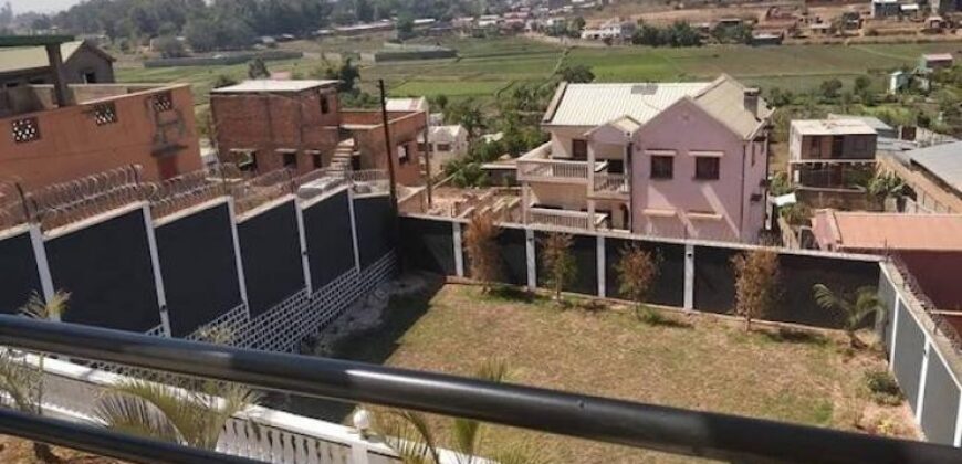 A vendre une belle villa T5 neuve de 170 m2 habitable sur un terrain de 1000m2 située à Ivato