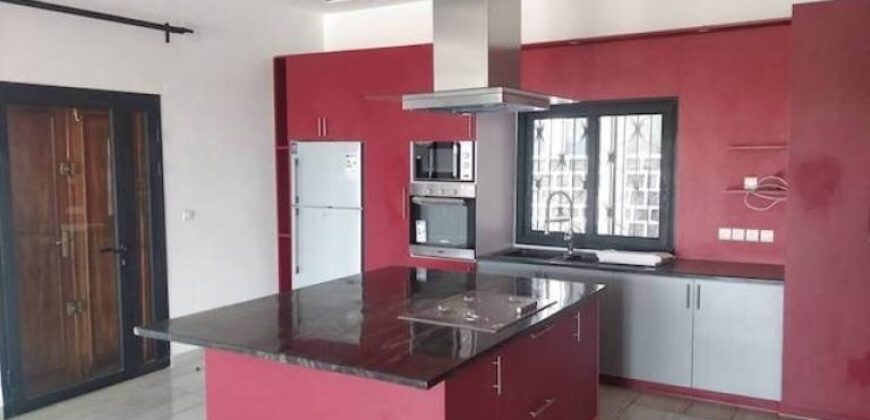 A vendre une belle villa T5 neuve de 170 m2 habitable sur un terrain de 1000m2 située à Ivato